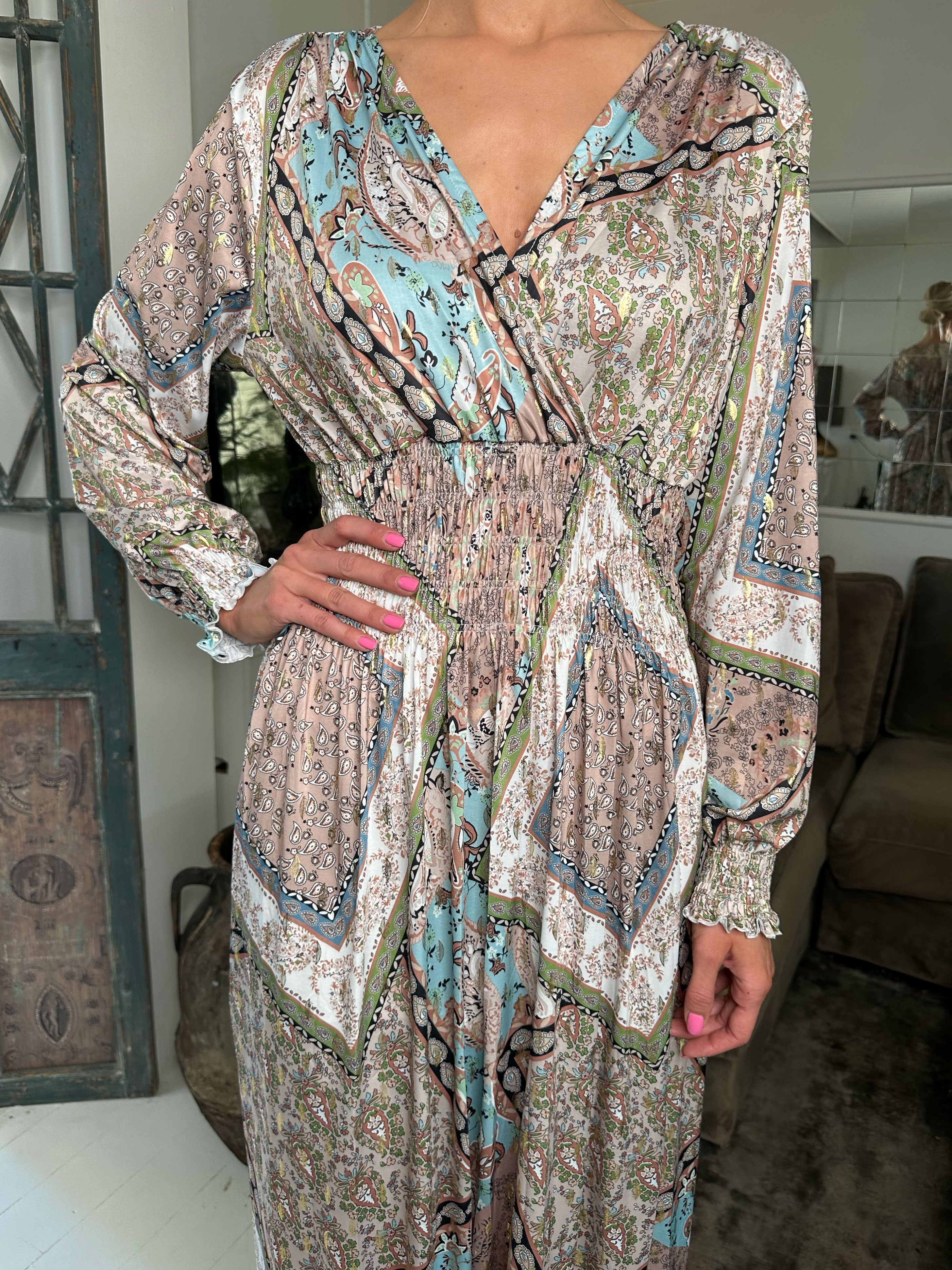 Pams Paisley L/S - Lang elastisk kjole i krølfrit stof med lange ærmer